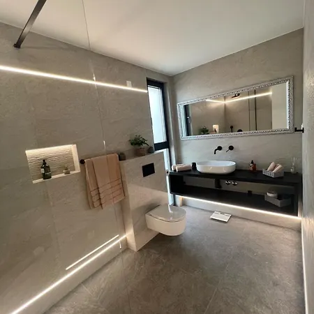 Jonisa - Pure Luxury * Podstrana